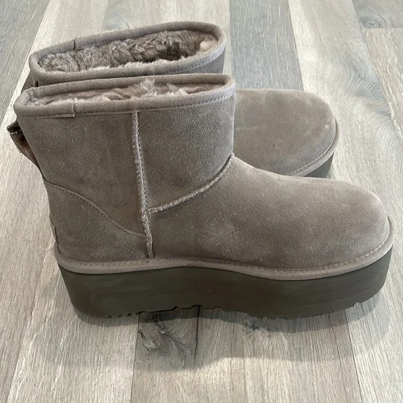 UGG WOMEN'S CLASSIC MINI PLATFORM BOOTS - Picture 11 of 16